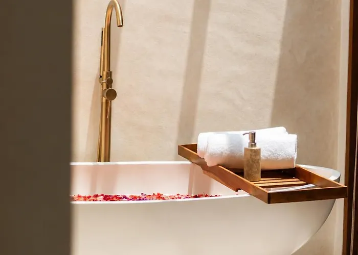 Villa Coco 1br Private Pool In Pererenan With Skylight Bathtub *
